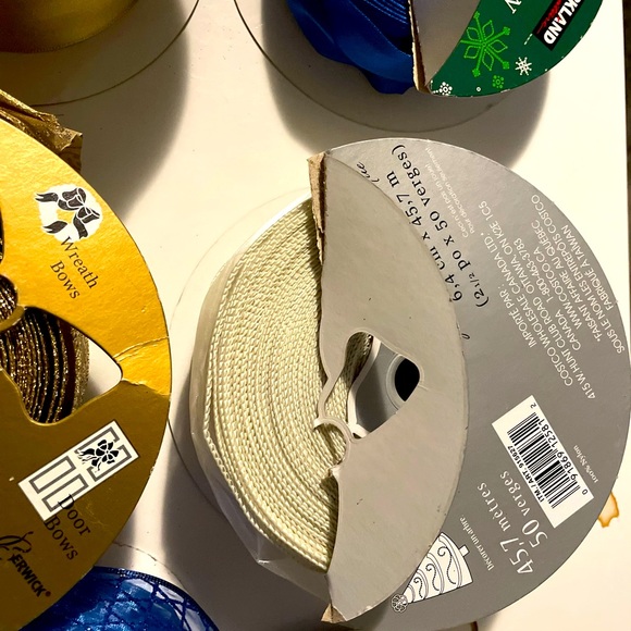 12 spindles of high quality ribbon & pre made bows - Picture 9 of 16